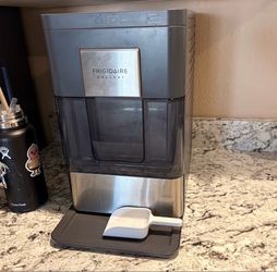 Frigidaire Gallery Countertop Ice Maker