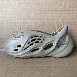 Yeezy Foam RNR “Stone Taupe” Sz. 12