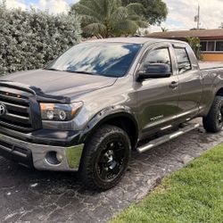 Toyota TUNDRA 2012