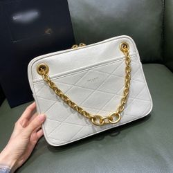 Milky White Lined Gold Chain Bag: A luxurious blend of vintage chain and quilted craftsmanship. Dimensions: 25x20x6cm

