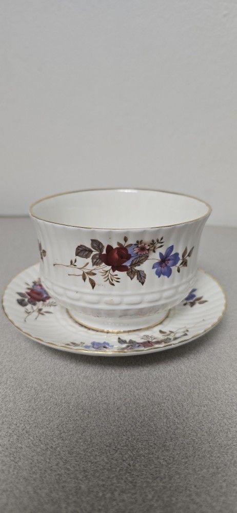 Royal Tara Bone China Cup & Saucer Set – Floral Pattern – Made in Ireland – Vintage – Approx. Intact
