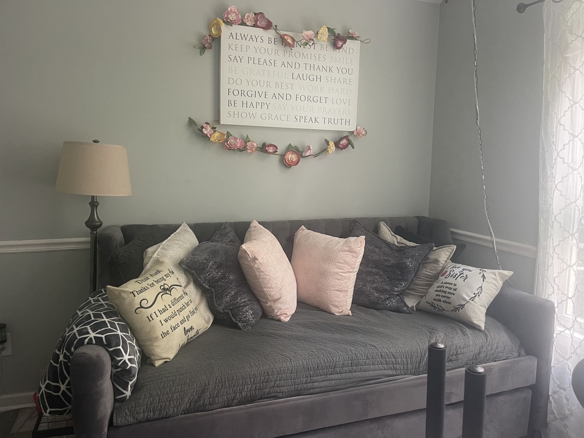 Daybed/pillows/wall Art/flowers/lamp