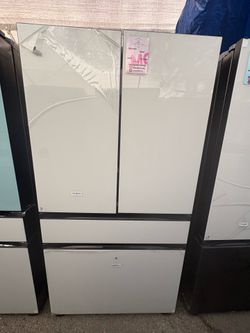 Samsung Bespoke Refrigerator With Beverage Center In White Glass
