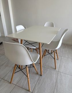 Dining table with 4 chairs in good conditions