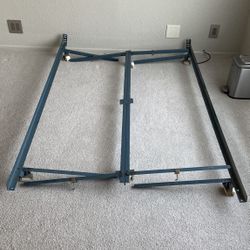 QUEEN SIZE METAL BED FRAME
