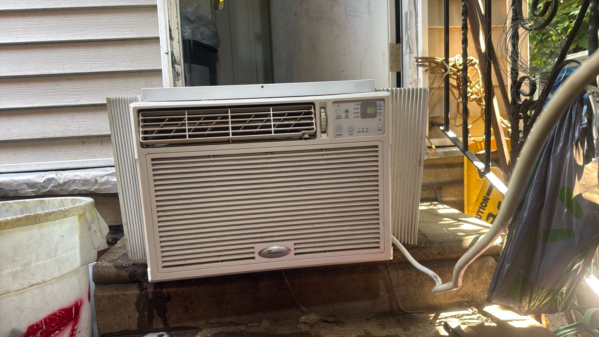 Whirlpool 12000 Btu Ice Cold Looks The Picture Have Sides But No Frame!