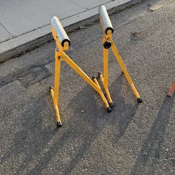 Adjustable roller stand