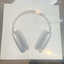 Silver airpod maxes