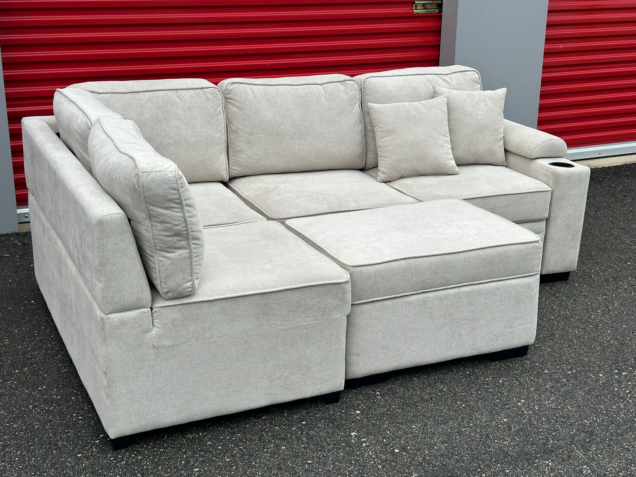 LIKE NEW PULL OUT BEIGE SECTIONAL COUCH WITH STORAGE OTTOMAN - POWER CHARGER - DELIVERY AVAILABLE 🚚