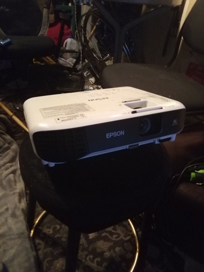 EPSON 3260 Projector Top Quality Costs Over $600.00new