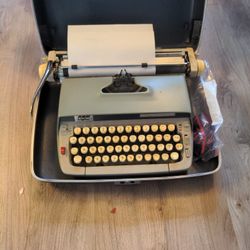 Smith Corona Classic 12 Typewriter 