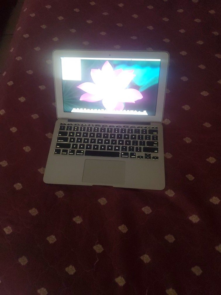 MAC BOOK AIR MODEL 1465 EMC2631 USED