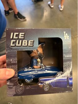 Ice cube bobble head