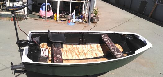 PERSONAL FISHING BOAT $600 ***FIRM***