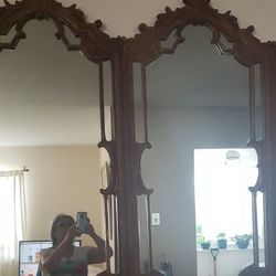 A Large mirror ,Heavy  one large piece . Good  condition.   Just to  be sell  in New York.
