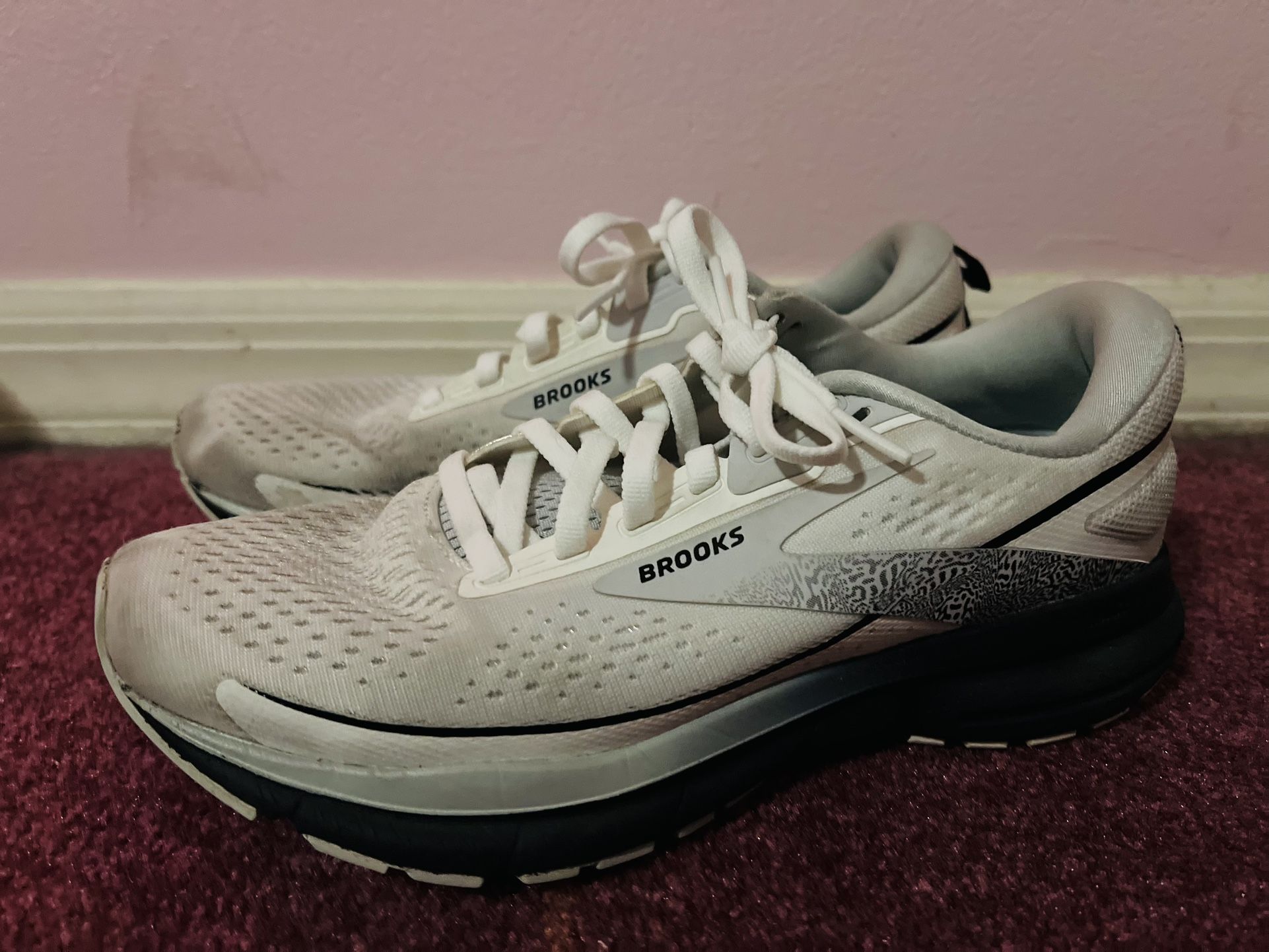 Womens Brooks Sneakers Size 7 Preowned