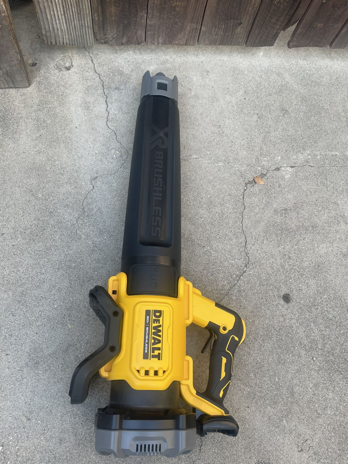 20V MAX 125 MPH 450 CFM Brushless Cordless Handheld Leaf Blower with Concentrator Nozzle (Tool Only)