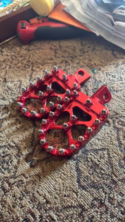 Tuttio foot pegs