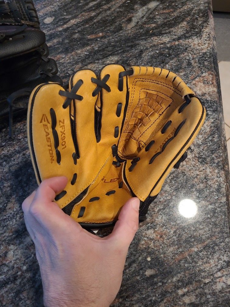 EASTON 9" BASEBALL GLOVE