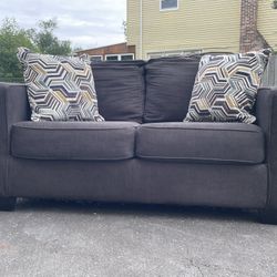 ($125) Free Delivery 🚚 | Loveseat Couch