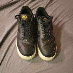 Nike Air Force 1 Low '07
Black Metalic Gold