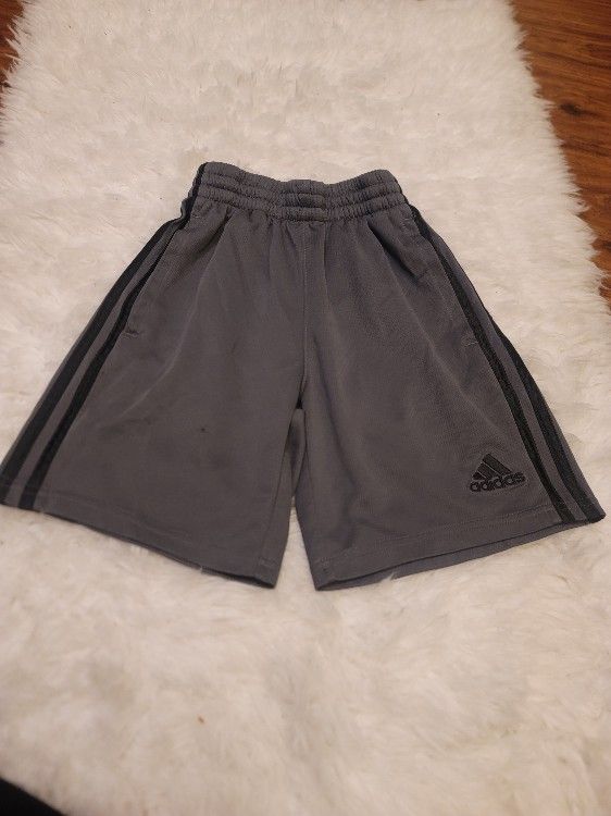 HUGE SALE 🔥🔥🔥🔥 Adidas Shorts size small