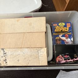 BOX OF OLD SPORTS CARDS