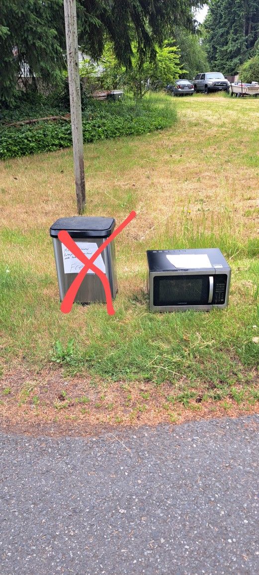 Free Microwave (NEEDS REPAIR)