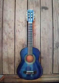 1/2 size classical nylon string acoustic guitar in excellent condition,  great for learning on.