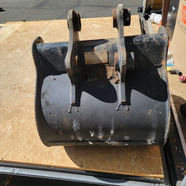 Caterpillar Excavator Bucket 24"