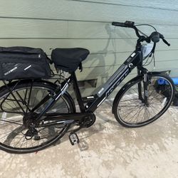 Hyper e ride city with 700c wheels 6 speed with different modes of assist has gel seat cover ,has rear rack bag this is a peddle assist bike not a ful