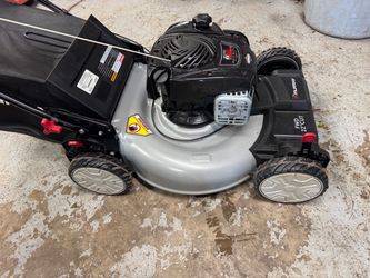 Murray Self Propelled Mower 150cc Engine w/22” Cutting Width And Bagger. Like New