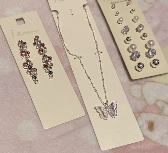 Beautiful silver 3D butterfly necklace and earrings bundle (NEW)
