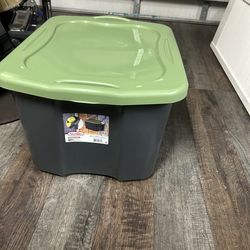 Heavy duty plastic storage container with lid