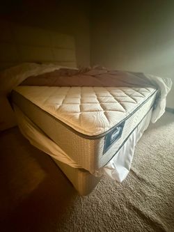 Like-new bedroom set in excellent condition