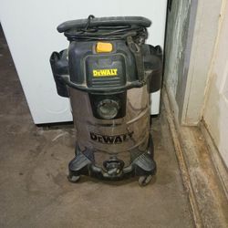 DEWALT Stainless Steel 8 Gallon Wet/Dry Vacuum