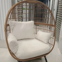 Modern Eggshell Chair – Great Condition