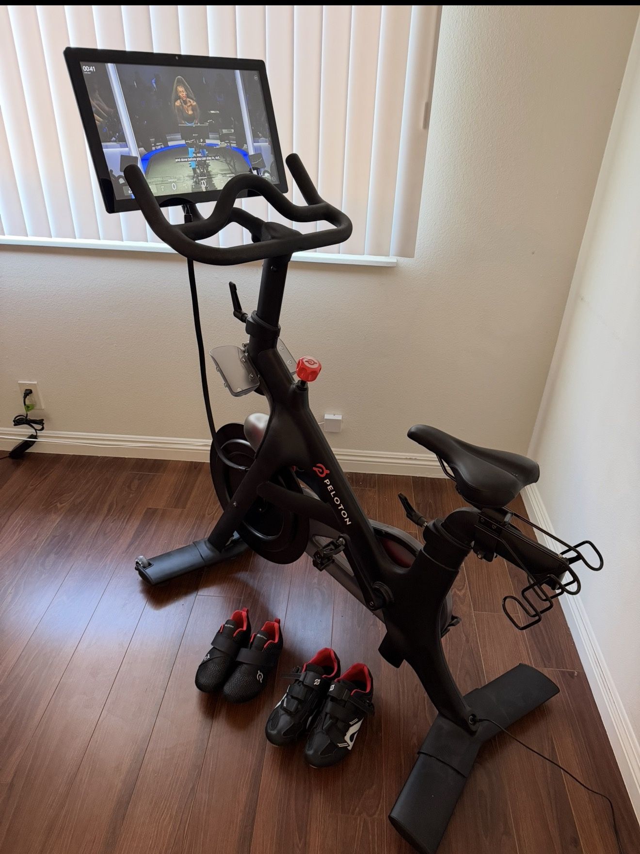 PELOTON EXERCISE BIKE