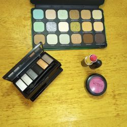 New and Beautiful Makeup Set. Nuevo y Bonito Juego De Maquillaje.