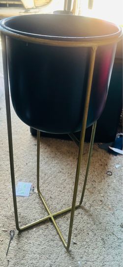 Black/gold metal planter