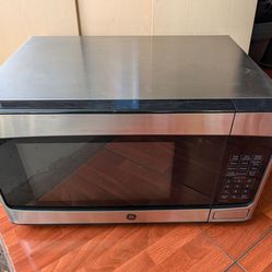 GE 1.4 ft Stainless Steel Microwave