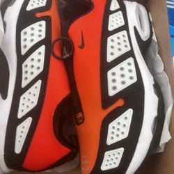 Women Nike Size 7
