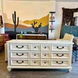 Beautiful White Dresser / 6 Drawers