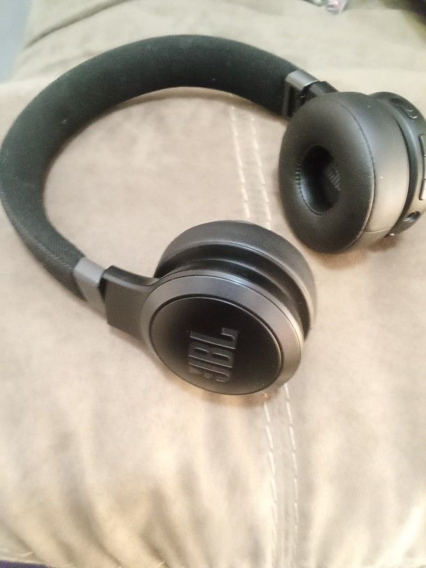 JBL Live 670 NC Closed Cup