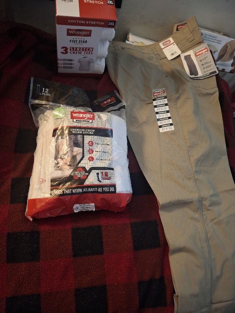 New Men Wrangler 3 Tee's/Wrangler 12 Pk Socks & Wrangler Pants Size 42x30 All Together
