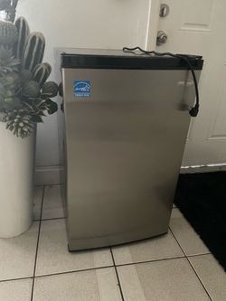 MINI FRIDGE - 3.3 CUBIC FT - ENERGY STAR