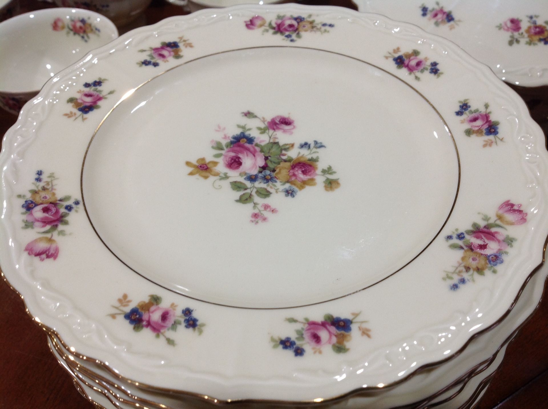Lohengrin China Bavaria Pattern 2074 125+pieces as shown.