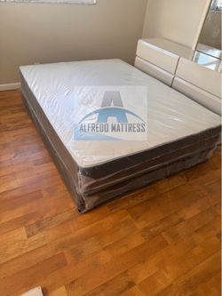 Queen mattress regular set with box spring ( 2pc brand new)