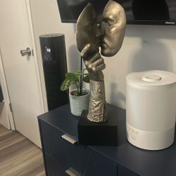 Austin Sculpture by John Cutrone, retiredTitle: Golden Moment - also called "The Kiss" 