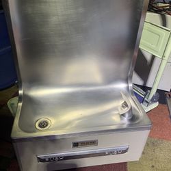 ELKAY Water Fountain (chilled)